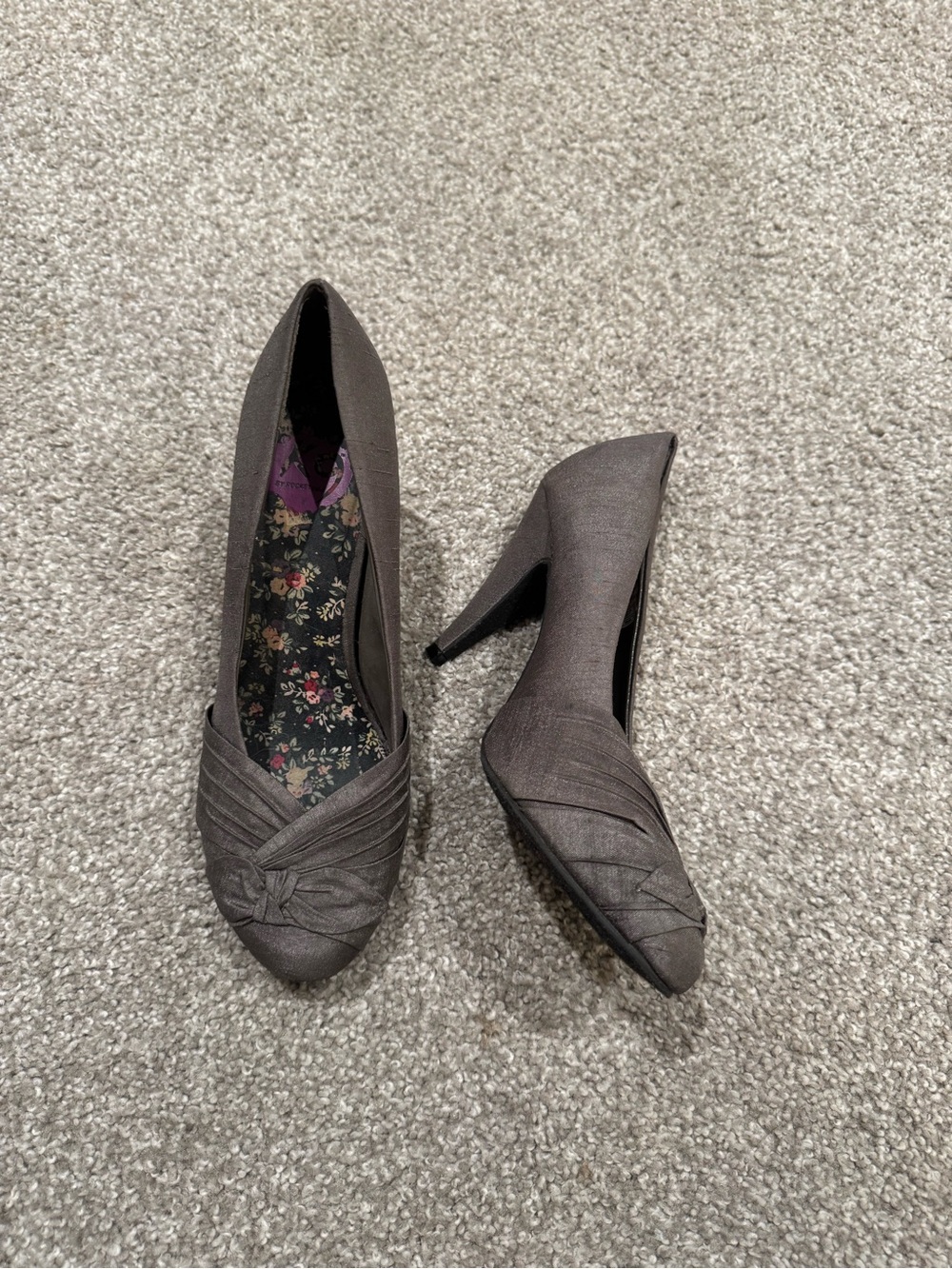 Gray Knot-Front Pointed Dress Pumps
